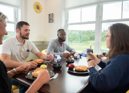 STudents eating lunch